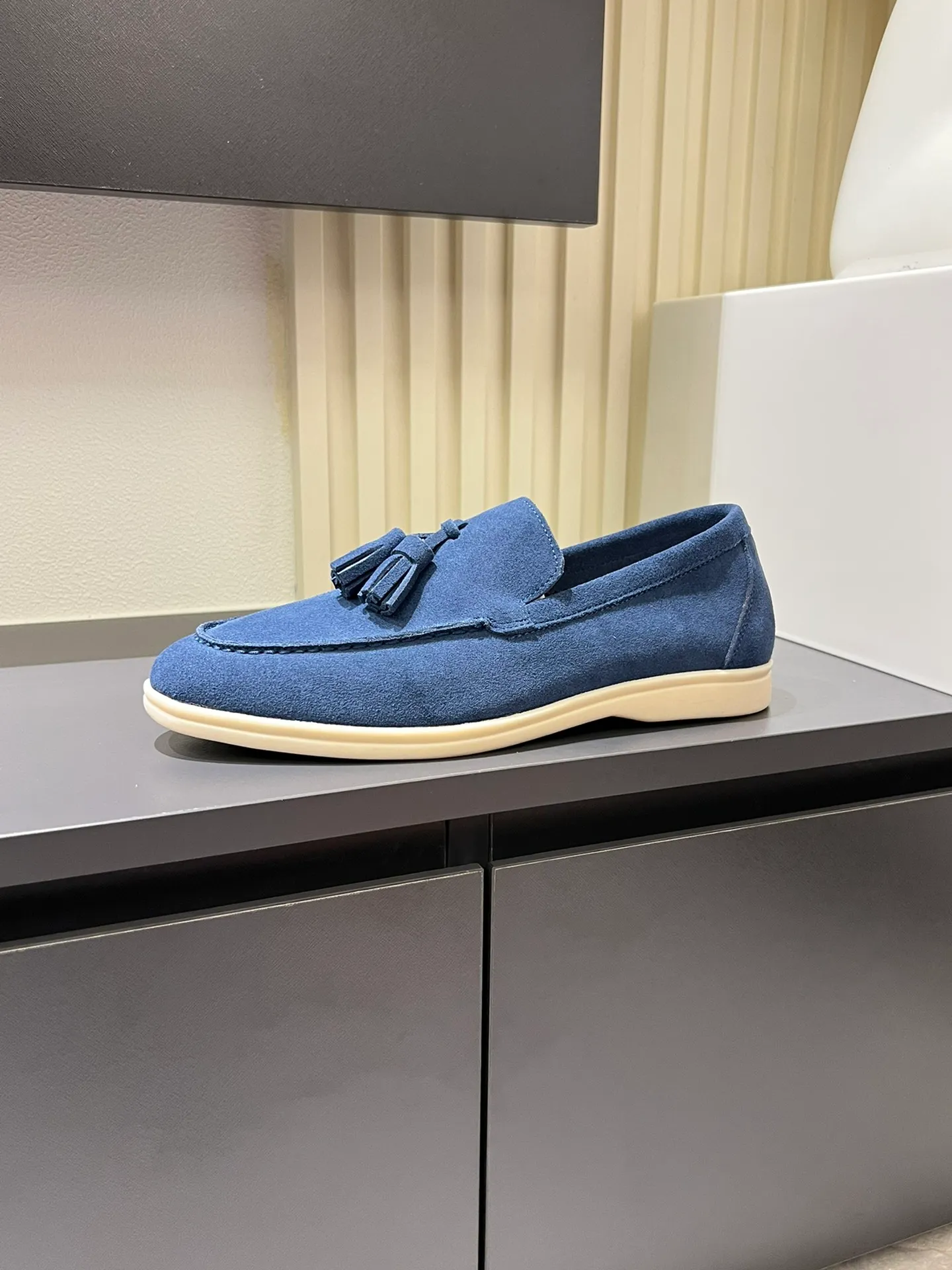 Men's shoes 💰p360 "Loro men's shoes 💰pian'*" Classic L men's shoes for couples 💰p Top version British flat loafers, a must-have item in old money style, the minimalist design is eye-catching and durable, a plus point for dressing The soft foot feel and texture are outstanding. They don’t scratch your feet and are very nice. They are matched with soft and waxy soles. They can be worn daily for a long time without getting tired. They are easy to wear, versatile and classic items, with perfect foot feel and texture! Imported cashmere fabric, the lining is made of imported A-grade water-dyed cow lining, the top version of the genuine leather midsole is sewn with pure handmade mark thread! Size: Female 35-40 (34. Customized) Male 38-44 (45.46. Customized)